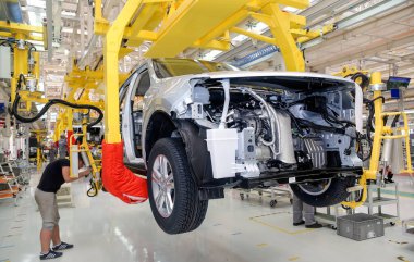 Araba üretimi fabrikası, fabrika taşıyıcısı. Arabalar monte ediliyor..