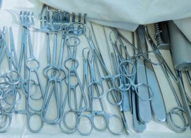 Ameliyat sırasında bir takım cerrahi aletler. Steril ameliyat masasında yatıyorlar..