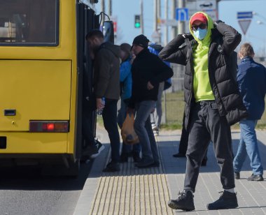Açık havada yüz temizleme maskesi takan bir adam. Virüs koruması, Ekoloji, Hava kirliliği, Çevresel Farkındalık kavramı