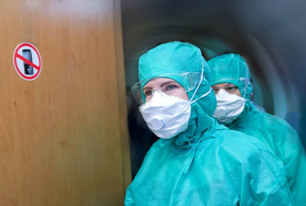 Una Donna Maschera Guanti Igienici Sta Cercando Evitare Epidemia Coronavirus — Foto Stock