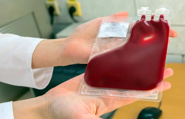 Plasenta Kordonu Kan Bankası Eldivenli Ellerin Hazırladığı Kan Ünitesini Bağışladı — Stok fotoğraf