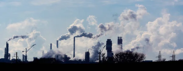Znečištění ovzduší kouřem z továrních komínů. — Stock fotografie