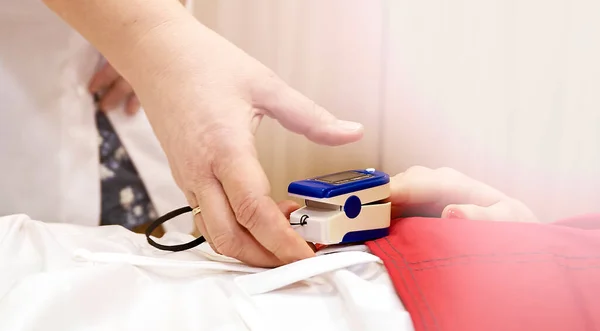 Pulse oximeter on the patients hand. Surgery equipment — Stock Photo, Image