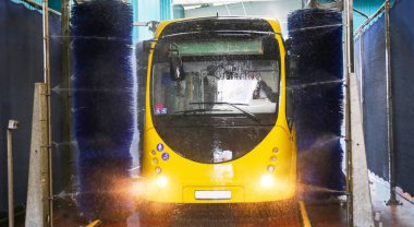 Çizgiye çıkmadan önce otobüsü yıkıyorum..