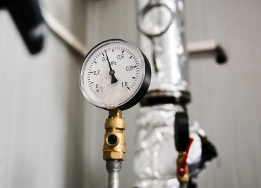 Manometre, borular ve ısıtma sisteminin musluk vanalarının kapatılması.