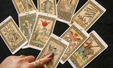 Karışık, dağınık ve gelişigüzel düzenlenmiş bir yığın tarot kozu..