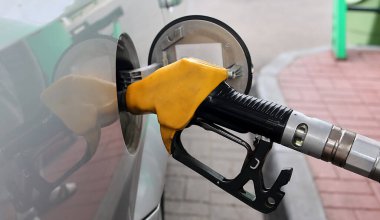 Refueling and refueling of heavy fuel oil at the station. Car filling station.