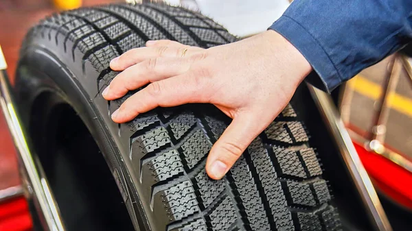 Reifenproduktion Der Fabrik Reifenblanko Bereiter Reifen Die Hand Des Mannes — Stockfoto