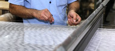 Yumuşak bir kokpitte dokuma fiberglas. Fiberglas makaralar atölyede..