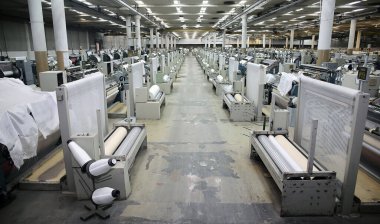 Yumuşak bir kokpitte dokuma fiberglas. Fiberglas makaralar atölyede..
