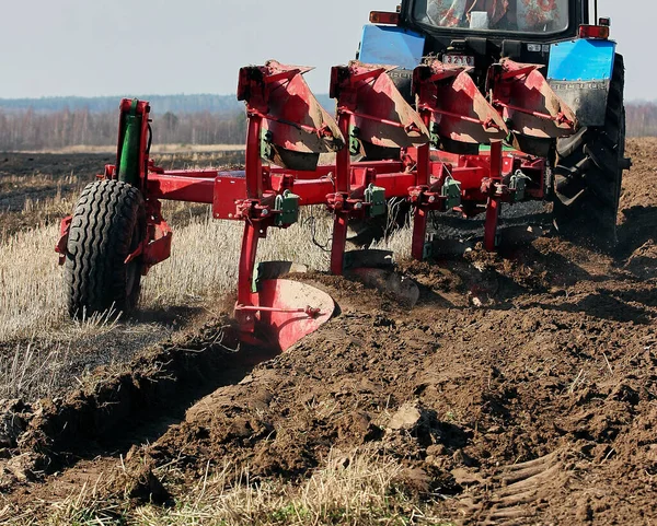 Szántani Földeken Traktor Megfordítható Ekével Műveli Földet — Stock Fotó