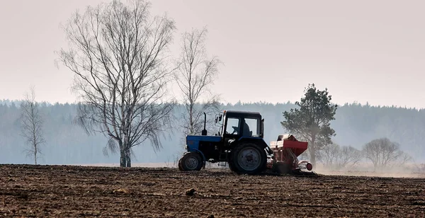 Tracteur Travaillant Sur Terrain Temps Semis Plantation Cultures Temps Chaud — Photo