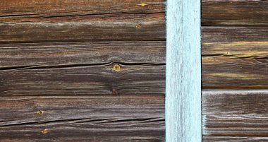 Yıpranmış eski ahşap dokuda düğüm ve çizikler var. Yaşlanmış ahır tahtaları. Ahşap arkaplan.