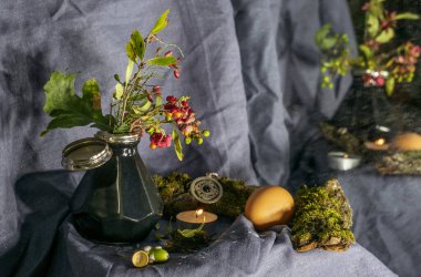 Mistik Cadılar Bayramı akşamı, kehanet malzemeleri, mumlar, şifalı bitkiler, sihir.