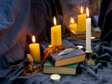 Mumlar, fal kartları, mistik bir Cadılar Bayramı akşamı. Kumaşlı döşeme