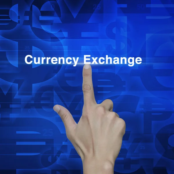 Mano premendo parola di cambio valuta su sfondo valuta blu — Foto Stock