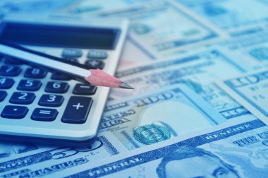 Kalem ve Doları banknot para, finans kavramı hesap makinesi