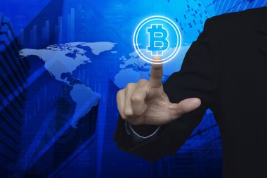 Bitcoin simge harita ve şehir arka plan üzerinde basarak işadamı, 