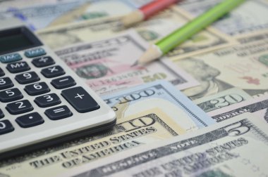 Hesap makinesi ve kalem Doları banknot para