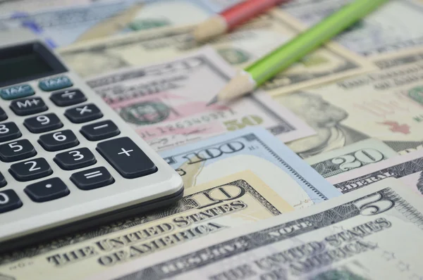 Hesap makinesi ve kalem Doları banknot para