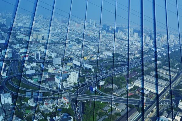 Reflejo de la vista aérea de la autopista del paisaje urbano y la carretera en mí —  Fotos de Stock