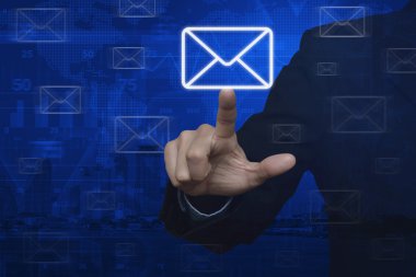 İşadamı el itmek e-posta simgesi dokunmatik dünya haritası üzerinde bir