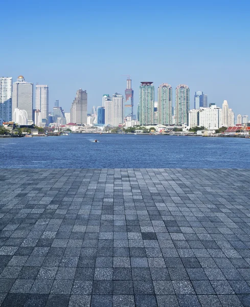 Uma cena vazia de um piso de pedra com fundo da torre da cidade — Fotografia de Stock