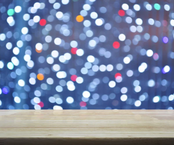 Leerer Holztisch über verschwommenem Licht Bokeh bunten Hintergrund — Stockfoto