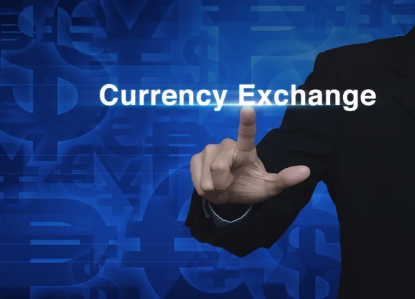 Uomo d'affari mano spingendo parola di cambio valuta sulla valuta blu — Foto Stock