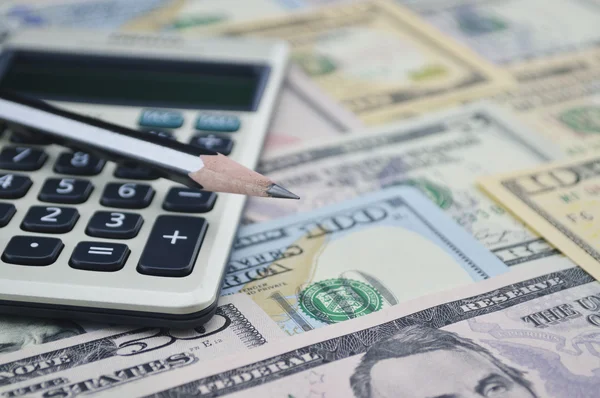 Kalem ve Doları banknot para, finans kavramı hesap makinesi