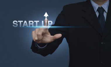 İşadamı mavi arka plan üzerinde başlat simgesine basarak, Start u