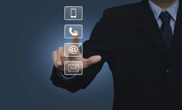 Tuşuna basarak işadamı, cep telefonu, telefon ve düğmesi e-posta