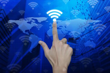 Harita ve şehir arka plan üzerinde el wi-fi düğmesine basarak, Technol