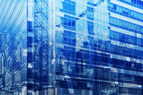 Vue aérienne du reflet de la tour de la ville en verre de fenêtre, ton bleu , — Photo