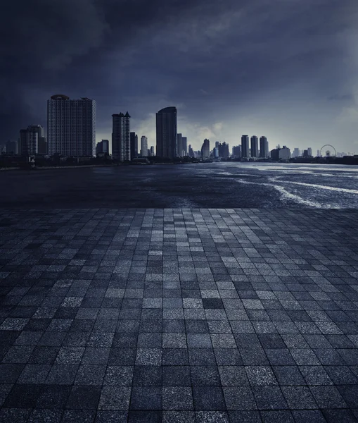 Una escena vacía de un piso de baldosas de piedra y el horizonte de Chao Praya r — Foto de Stock