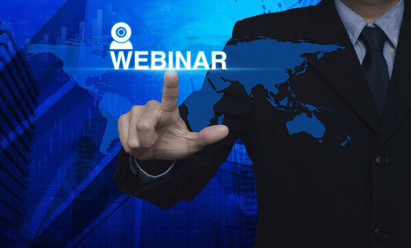 Бизнесмен нажимает кнопку вебинара на карте и городской башни, Сем
