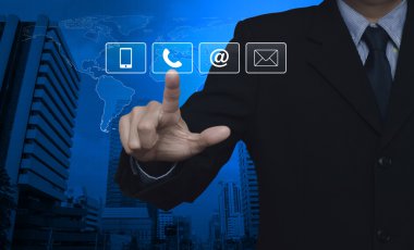 Tuşuna basarak işadamı, cep telefonu, telefon ve düğmesi e-posta
