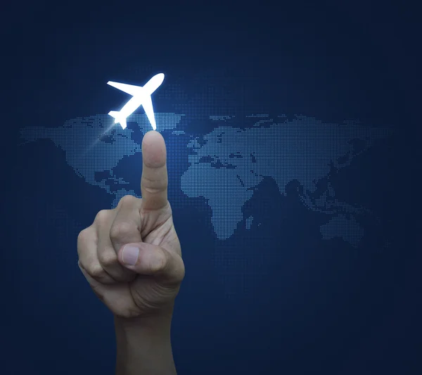 Рука натискає кнопку літака над цифровою картою світу синій фон — стокове фото
