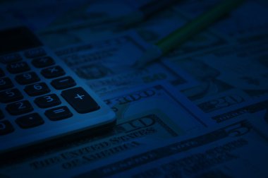 Hesap makinesi ve kalem Doları banknot para, finans kavramı