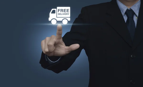 Homme d'affaires appuyant sur l'icône du camion de livraison gratuite sur fond bleu — Photo