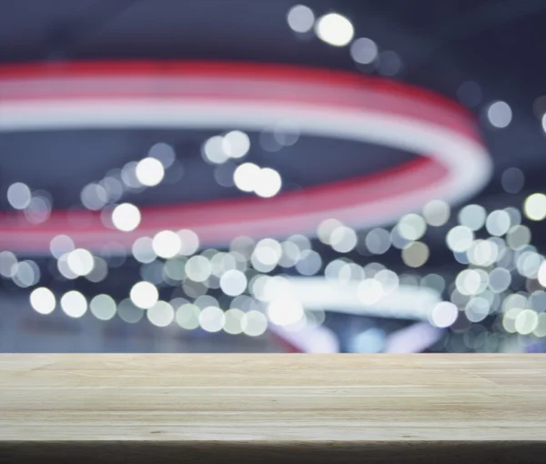 Mesa de madera vacía sobre luz desenfocada y sombra de m comercial —  Fotos de Stock