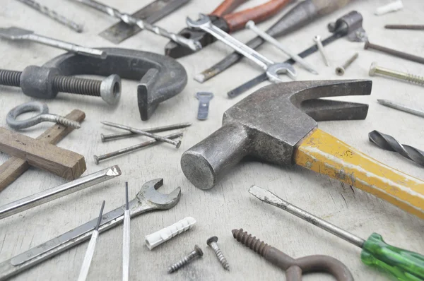 Ahşap üzerinde çeşitli eski iş araçları