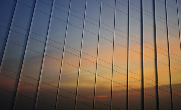 Reflejo del cielo del atardecer en pared metálica del edificio de oficinas —  Fotos de Stock