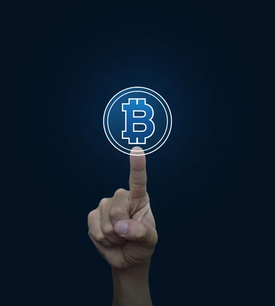 Mano presionando el icono de bitcoin sobre fondo azul, la elección de bitcoin — Foto de Stock