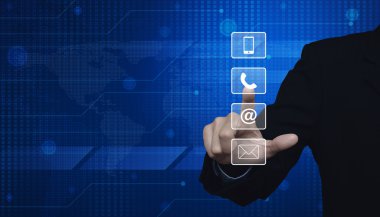 Tuşuna basarak işadamı, cep telefonu, telefon ve düğmesi e-posta