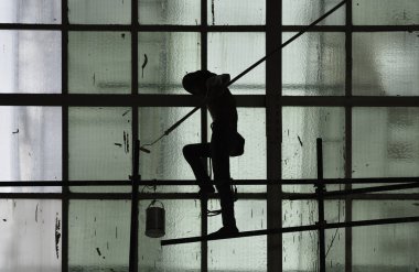 Yeşil cam pencere duvara boya ile boyama adam silüeti