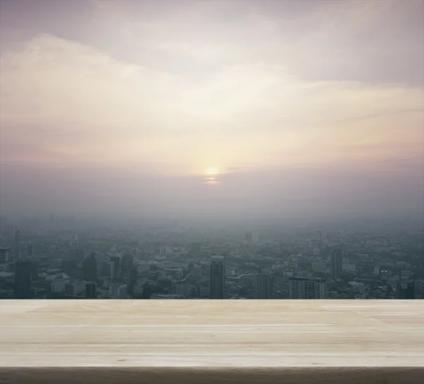 Mesa de madera vacía con vista aérea del paisaje urbano al atardecer, para —  Fotos de Stock