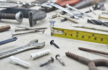 Ahşap üzerinde çeşitli eski iş araçları