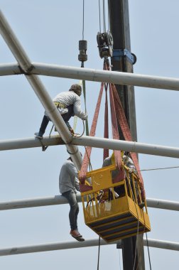 İnşaat İşçileri çatı inşaat worke ile çalışma