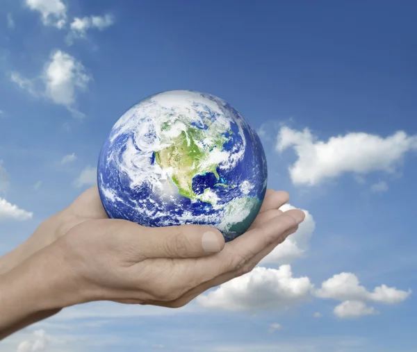 Terre entre les mains ciel bleu avec nuages blancs, Environnement conc — Photo